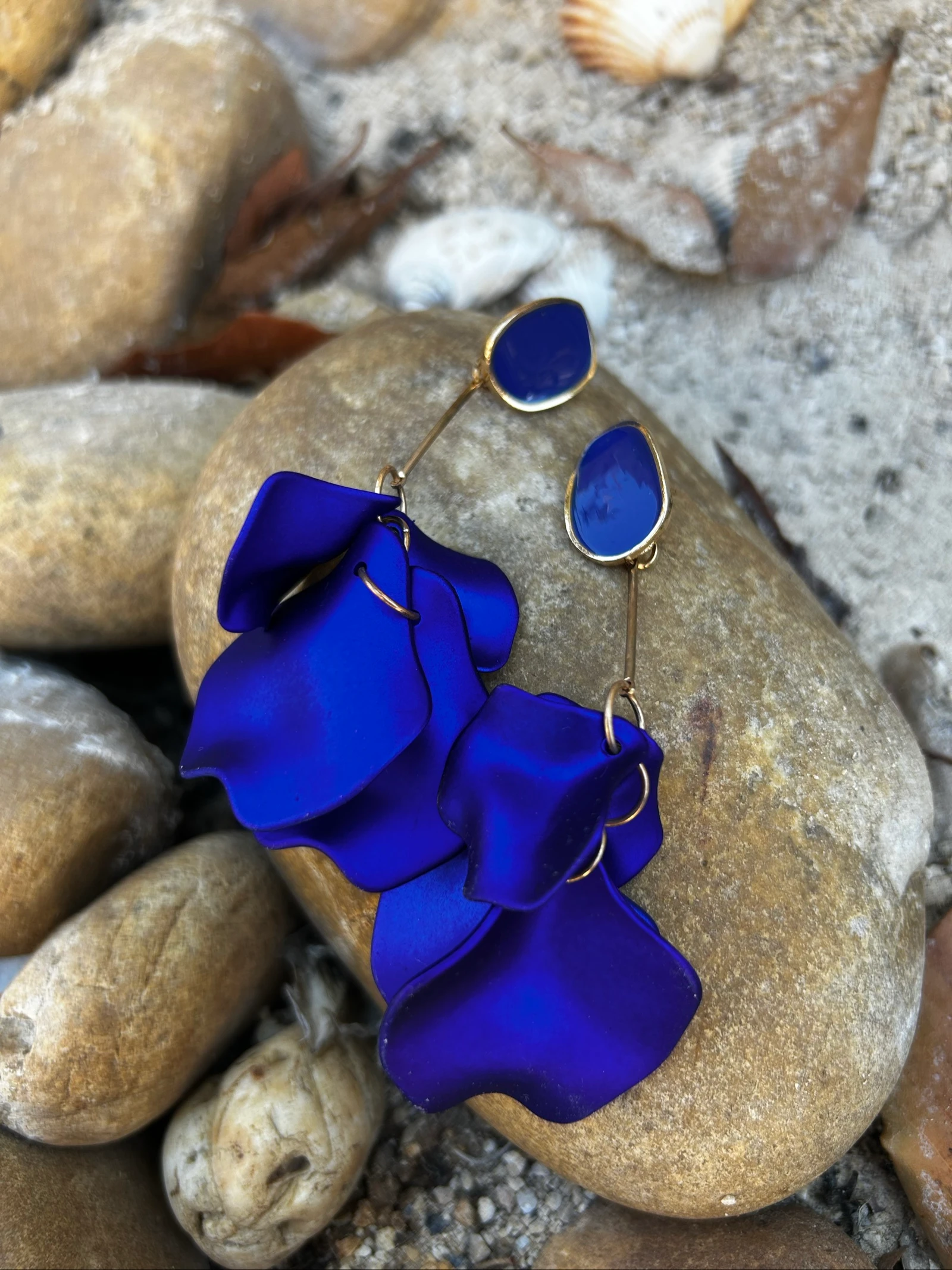 Boucles d’oreille pétales bleues